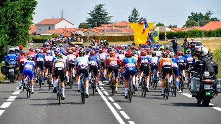 Les coureuses cyclistes lors de la première étape du Tour de France, le 23 juillet 2023 à Clermont-Ferrand (Puy-de-Dôme). (IMAGO / ARNE MILL / WWW.IMAGO-IMAGES.DE / MAXPPP)