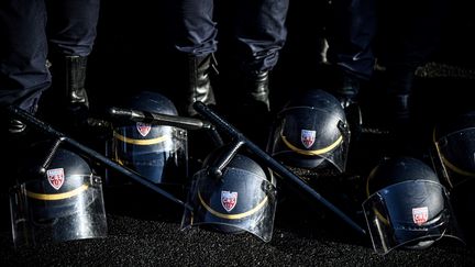 Vers 11&nbsp;heures, une centaine de CRS sont sortis, en tenue, du vaste cantonnement de Pondorly avant de déposer à leurs pieds casques et matraques, répondant à l'appel de deux syndicats de police, Alliance et Unsa-Police. (PHILIPPE LOPEZ / AFP)