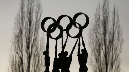 Une statue au siège du Comité international olympique à Lausanne (Suisse), le 10 décembre 2013. (DENIS BALIBOUSE / REUTERS)