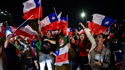 Des opposants au projet de nouvelle Constitution chilienne se congratulent,&nbsp;le 4 septembre 2022,&nbsp;à Santiago. (MARTIN BERNETTI / AFP)