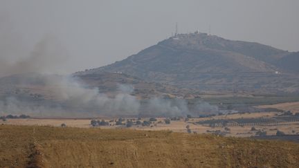 De la fumée s'élève du plateau de Golan dans la province de Deraa (Syrie), le 6 juillet 2018. (ALAA FAQIR / REUTERS)