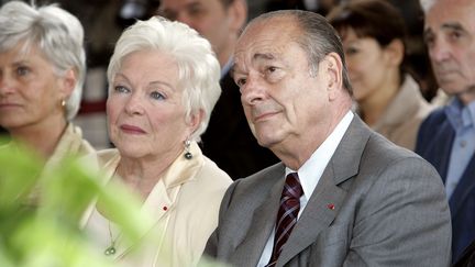 La chanteuse et coméienne Line Renaud s'entretient avec le président Jacques Chirac, lors de l'inauguration d'une place portant le nom de son mari, le 1er juillet 2005, à Paris. (BERTRAND GUAY / AFP)