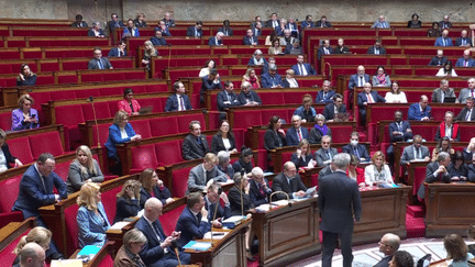 Le passage en force du gouvernement, jeudi 16 mars, a aussi remotivé les oppositions politiques. Pour la première fois, une motion de censure a été déposée par un député de centre-droit, une motion bien plus dangereuse pour la majorité. (France 3)