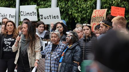 Des membres du clan Munupi célèbre leur victoire contre la société Santos devant la cour fédérale de Melbourne (Australie), le 15 novembre 2022. (TAMATI SMITH)