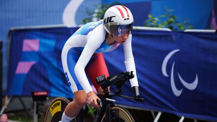 La cycliste Française Heïdi Gaugain au départ du contre-la-montre sur route (catégorie C5) à l'occasion des Jeux paralympiques, à Clichy, le 4 septembre 2024. (ED SYKES / SIPA)