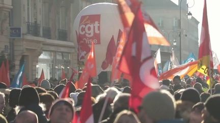 Comme à Paris, les petites villes se sont moins mobilisées, mardi 7 février, que lors de la précédente journée de manifestations. Reportage à Compiègne, ville de 40 000 habitants dans l'Oise. (FRANCE 2)