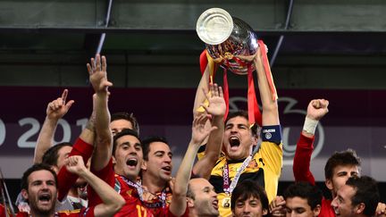 Iker Casillas soul&egrave;ve le troph&eacute;e de l'Euro, apr&egrave;s la victoire 4-0 des Espagnols contre l'Italie, le 1er juillet 2012 &agrave; Kiev (Ukraine). (GIUSEPPE CACACE / AFP)