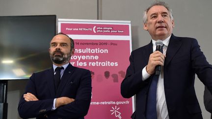 Le maire de Pau François Bayrou accueille dans sa ville des Pyrénées-Atlantiques Edouard Philippe, alors&nbsp;Premier ministre,&nbsp; le 14 novembre 2019.&nbsp; (GAIZKA IROZ / AFP)