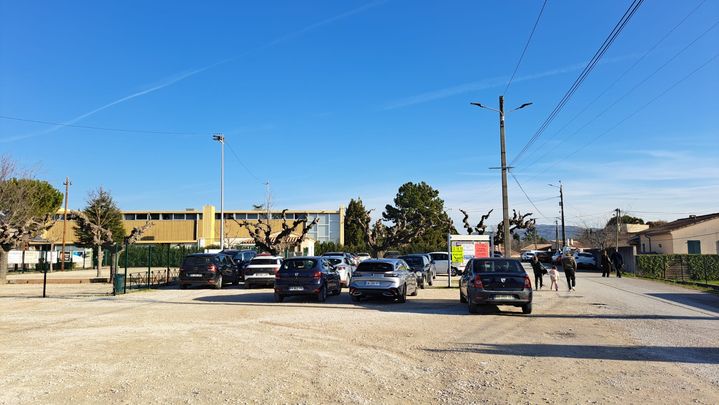 Le gymnase du collège à Mazan (Vaucluse), le 18 décembre 2024, l'un des lieux souvent évoqués au procès de l'affaire Pelicot. (RAPHAEL GODET / FRANCEINFO)