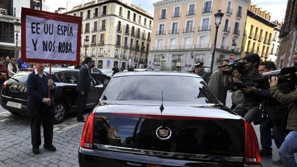 Un manifestant brandit une pancarte "Les Etats-Unis nous espionnent et nous volent" devant la voiture de l'ambassadeur am&eacute;ricain en Espagne, le 28 octobre 2013 &agrave; Madrid. &nbsp; (GERARD JULIEN / AFP)