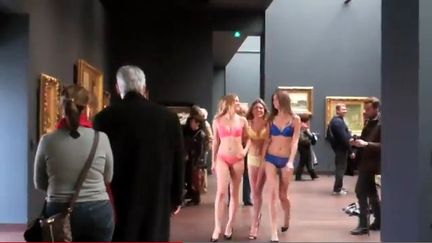 Les trois mannequins d'Etam se sont d&eacute;shabill&eacute;es dans les salles du mus&eacute;e d'Orsay, &agrave; Paris, le 15 d&eacute;cembre 2011. (Capture d'&eacute;cran YouTube) (FTVi)