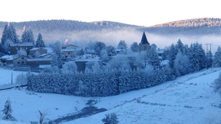 Les premières neiges sur le village de Tarentaise (Loire), le 24 novembre 2015. (CELIK ERKUL / MAXPPP)