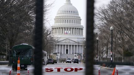 L'accès au Capitole est gardé par des barrières de sécurité et des membres des forces de l'ordre, le 16 janvier 2021, à quatre jours de l'investiture de Joe Biden. (JOHN MINCHILLO / AP / SIPA)