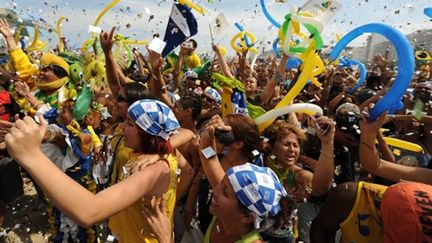 La joie sur la plage de Copacabana à l'annonce de la victoire du Brésil pour les JO d'été de 2016 (© AFP/VANDERLEI ALMEIDA)