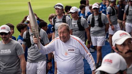 C'est dans son jardin, le stade de l'Abbé-Deschamps, que Guy Roux, le légendaire entraîneur de l’AJ Auxerre (Yonne) a eu le plaisir de porter la flamme, le 11 juillet. (ARNAUD FINISTRE / AFP)