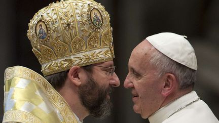 Le pape Fran&ccedil;ois rencontre l'archev&ecirc;que majeur de l'&eacute;glise grecque-catholique ukrainienne&nbsp;Sviatoslav Shevchuk &agrave; la basilique Saint-Pierre au Vatican, le 25 novembre 2013. (ANDREW MEDICHINI / AP / SIPA)