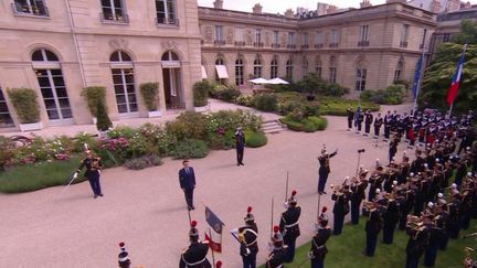 Deux semaines après sa réélection, Emmanuel Macron vient d’être officiellement investi pour la deuxième fois, samedi 7 mai. Une cérémonie très codifiée, entre tradition et sobriété. &nbsp; (FRANCE 3)