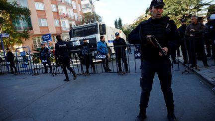 La police turque est postée le 4 novembre à proximité du&nbsp;siège du HDP à&nbsp;Ankara qui a été perquisitionné. (UMIT BEKTAS / REUTERS)