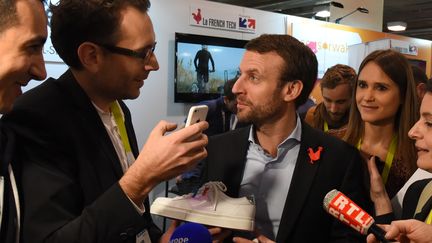 Emmanuel Macron, alors ministre de l'Economie, sur le stand d'une start-up française au salon CES organisé à Las Vegas (Etats-Unis), le 7 janvier 2016. (ROBYN BECK / AFP)