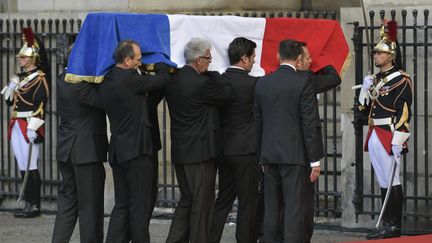 Le cercueil de Jacques Chirac à l'église Saint-Sulpice à Paris, le 30 septembre 2019. (ALEXEI DRUZHININ / SPUTNIK / AFP)