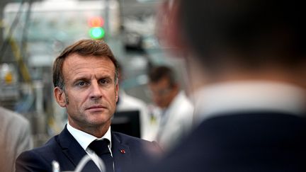 Le président de la République Emmanuel Macron lors d'un déplacement dans le Rhône, pour l'inauguration d'une nouvelle usine Sanofi, à Neuville-sur-Saone, le 10 septembre 2024. (LAURENT CIPRIANI / POOL)