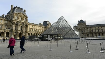 La pyramide du mus&eacute;e du Louvre, &agrave; Paris, le 14 novembre 2015. (BERTRAND GUAY / AFP)