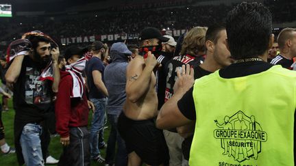 Des supporters ont envahi le terrain de l'Allianz Arena (JEAN-CHRISTOPHE MAGNENET / AFP)