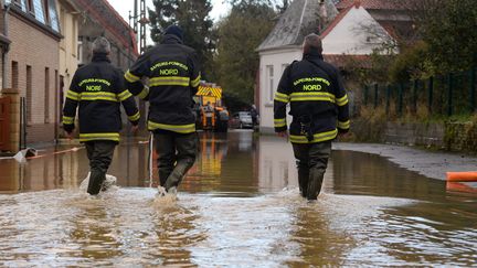 Intervention des pompiers à&nbsp;Esquelbecq, dans le Nord, après des inondations, le 29 novembre 2021. (MAXPPP)