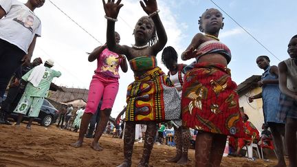 qui a pris part à la Fête de l’Abissa a ajouté: «L’Abissa est devenue une véritable institution qui fait partie des cadres de concertation indispensables pour l’amélioration de la gestion des affaires et de la vie de la communauté.» Cette cérémonie peut servir d’exemple à suivre pour une organisation et une vie sociale au service de la paix et du développement. Une grave crise post-électorale avait fait quelque 3.000 morts en 2010-2011 en Côte d'Ivoire. La chefferie traditionnelle joue un rôle important dans la société ivoirienne, où elle entend servir de lien entre tradition et modernité. (Sia Kambou / AFP)