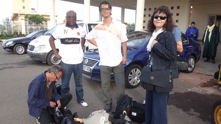 Claude Verlon, &agrave; gauche, et Ghislaine Dupont le 13 juillet 2013 &agrave; Bamako. (RFI / AFP)