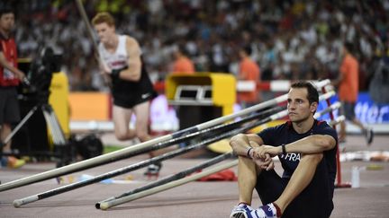 Renaud Lavillenie, éliminé et seul, alors que le canadien Barber s'élance vers le titre mondial (FRANCK FIFE / AFP)