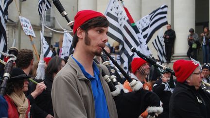 De nombreux "Bonnets rouges" ont fait le d&eacute;placement, samedi 19 avril, &agrave; Rennes (Ille-et-Vilaine). (FABIEN MAGNENOU / FRANCETV INFO)