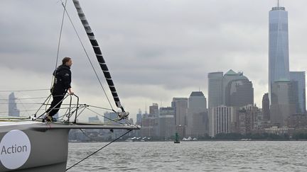 La jeune activiste de l'environnement Greta Thunberg, à bord du "Malizia II", arrive à New York, le 28 août 2019. (JOHANNES EISELE / AFP)