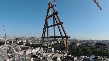 La cathédrale Notre-Dame de Paris a retrouvé une partie de sa charpente, qui a été acheminée par une barge sur la Seine, mardi 11 juillet. Un convoi exceptionnel pour ces pièces en bois d'environ sept tonnes. (FRANCEINFO)