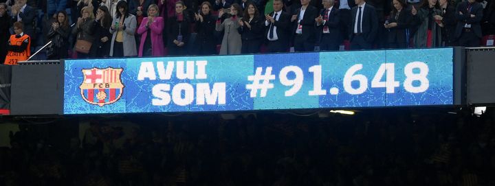 Un nouveau record mondial pour un match de football, lors de la demi-finale aller de la Ligue des champions entre Barcelone et Wolfsburg, le 22 avril 2022. (LLUIS GENE / AFP)