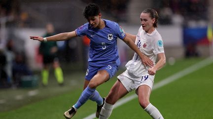 La défenseure de l'équipe de France Elisa De Almeida durant le match de Ligue des nations féminine France - Norvège, le 31 octobre 2023 (FRANCK FIFE / AFP)