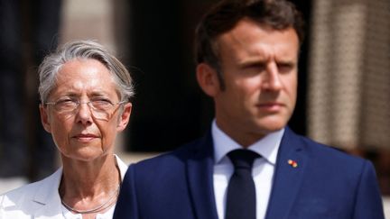 Le président de la République et la Première ministre lors du 82e anniversaire de l'appel du 18 juin 1940, le 18 juin 2022, à Suresnes (Hauts-de-Seine).&nbsp; (GONZALO FUENTES / AFP)