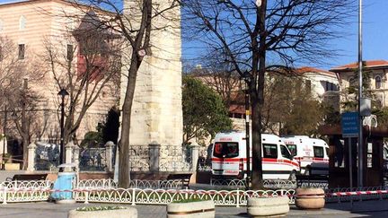 VIDEO. Les ambulances et les pompiers évacuent les victimes de la place Sultanahmet à Istanbul