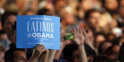 Un militant latino tient une affichette favorable à Obama pendant un discours de ce dernier dans le Colorado (9-8-2012) (AFP - Getty Images - Marc Piscotty)