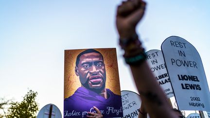 Des manifestants protestent contre la libération sur caution de Derek Chauvin, principal policier mis en cause dans la mort de George Floyd, le 8 octobre 2020 à Saint Paul (Minnesota, Etats-Unis). (KEREM YUCEL / AFP)