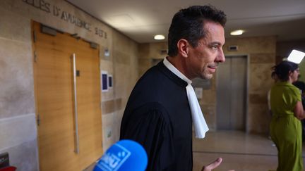 Pierre Gassend, l'avocat du policier mis en cause dans l'affaire Hedi, s'adresse aux médias devant la cour d'appel d'Aix-en-Provence (Bouches-du-Rhône), le 3 août 2023. (CLEMENT MAHOUDEAU / AFP)