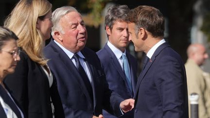 Le président du Sénat, Gérard Larcher, et le président de la République, Emmanuel Macron, se serrent la main lors d'une commémoration à Paris, le 25 août 2024. (TERESA SUAREZ / AFP)