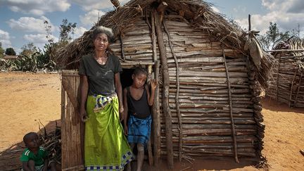 Les gens sont fatigués physiquement et mentalement. "Je me sens malade et stressée. Chaque jour je me demande ce que nous allons bien pouvoir manger", confie à l'AFP Monique Helmine, mère de six enfants qui approche de la cinquantaine, dans le village d'Atoby.&nbsp; &nbsp; &nbsp; (RIJASOLO/AFP)