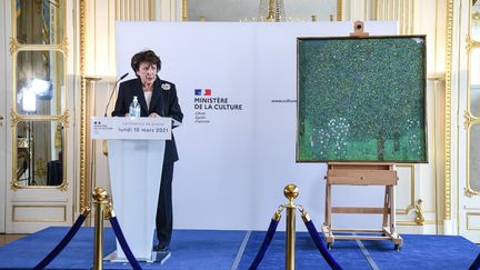 La ministre de la Culture Roselyne Bachelot devant le tableau de Gustav Klimt, "Rosiers sous les arbres", l'une des oeuvres volées par les nazis qui va être restituée a ses ayants droits, le 15 mars 2021.&nbsp; (ALAIN JOCARD / AFP)