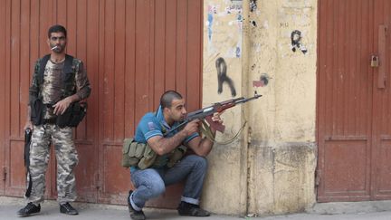 Des Libanais sunnites combattent &agrave; Tripoli (Liban), le 13 mai 2012. (AFP)