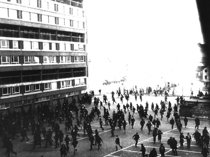 Des centaines de manifestants fuient l'armée britannique et se réfugient dans le parking de Rossville Flats. (DEREK TUCKER / COURTESY MUSEUM OF FREE DERRY)