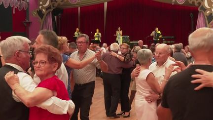 Se protéger&nbsp;reste&nbsp;la priorité pour les personnes de plus de 65 ans. Le nombre de nouveaux cas de Covid-19 augmente très fortement dans cette catégorie&nbsp;d'âge. Serait-ce la faute du retour des thés dansants ?&nbsp; (CAPTURE D'ÉCRAN FRANCE 3)