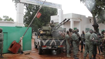 Le camp de Kati, pr&egrave;s de Bamako (Mali), &agrave; proximit&eacute; duquel 21 corps de soldats maliens ont &eacute;t&eacute; trouv&eacute;s, mercredi 4 d&eacute;cembre 2013. (HABIBOU KOUYATE / AFP)