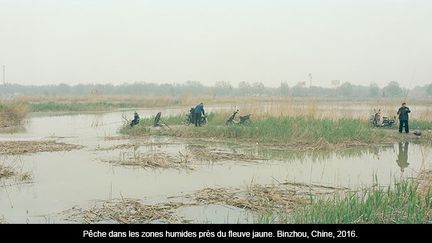  à la confluence de l’histoire d’un peuple, de son développement économique et de son rapport à la nature.» Le photographe Ian Teh a voulu montrer en quoi «l’évolution d’un tel cadre reflète les transformations d’une nation toute entière». Que ce soit l’impact dévastateur du barrage des Trois Gorges sur la rivière chinoise Yangtze ou les terribles conséquences de l’économie florissante de la Chine, ses travaux tournent essentiellement autour des problématiques sociales, environnementales et politiques. Ses photographies ont été exposées en Chine, aux Etats-Unis et en Europe. Ian Teh a publié plusieurs livres et reçu de nombreux prix, Il est représenté par PANOS pictures. 