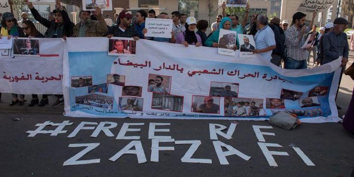 Casablanca octobre 2017: des manifestants réclament la libération des détenus du Hirak, le mouvement de protestation qui a secoué la région marocaine du Rif en 2016, à l'occasion d'une audience judiciaire.  (Jalal Morchidi / ANADOLU AGENCY )